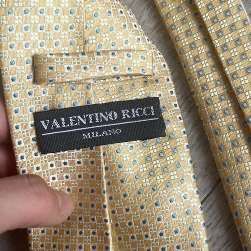 Valentino Ricci Milano Men’s Gold Geometric Pattern Neck Tie